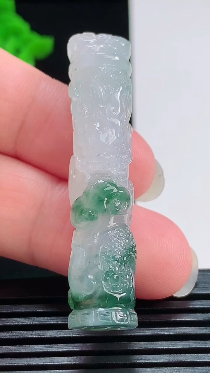 天然A货翡翠飘花龙柱吊坠，尺寸52-11.5 重量:14.07g
7月30日