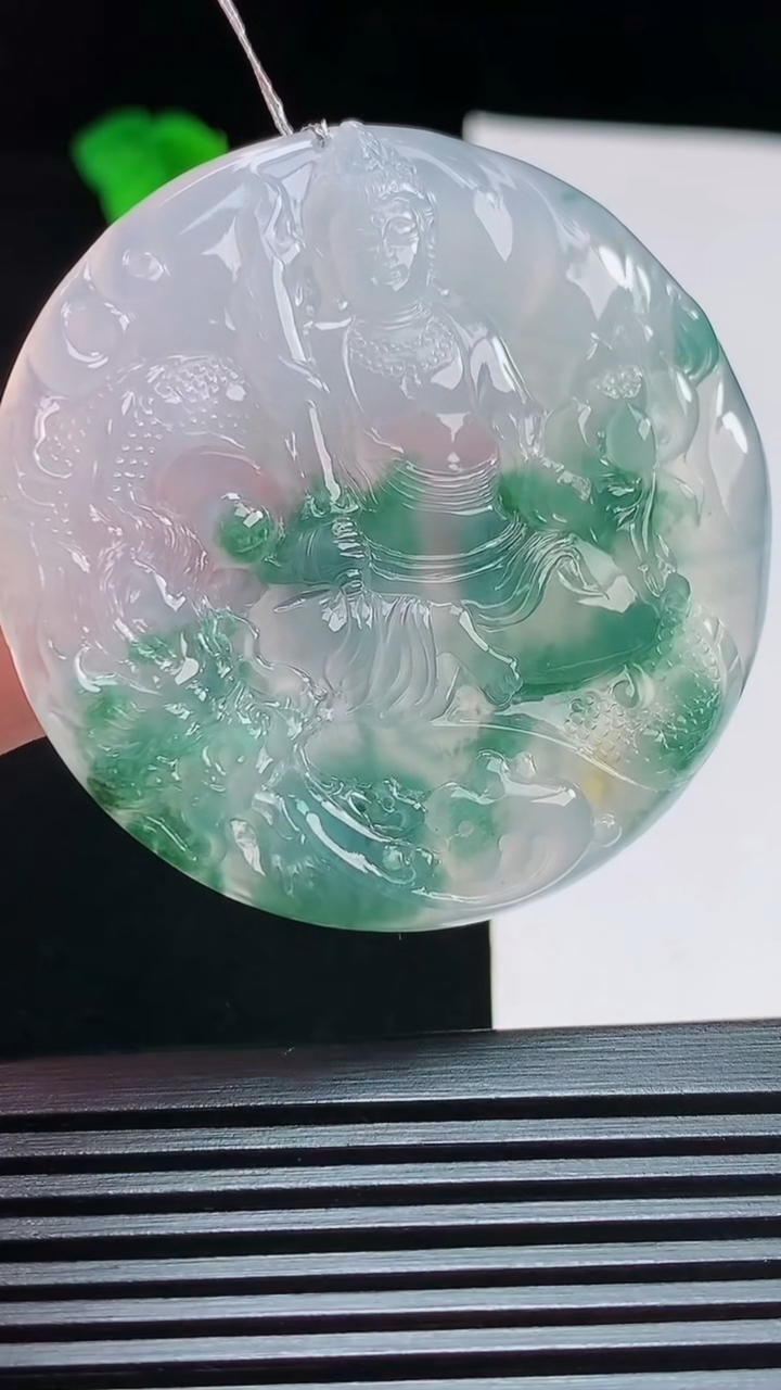 天然A货翡翠种飘花祥龙虚空藏菩萨吊坠，尺寸50-5 重量:27.30g
7月30日