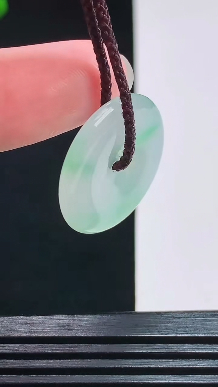 天然A货翡翠平安扣吊坠，尺寸23-3.5 重量:4.30g
7月30日