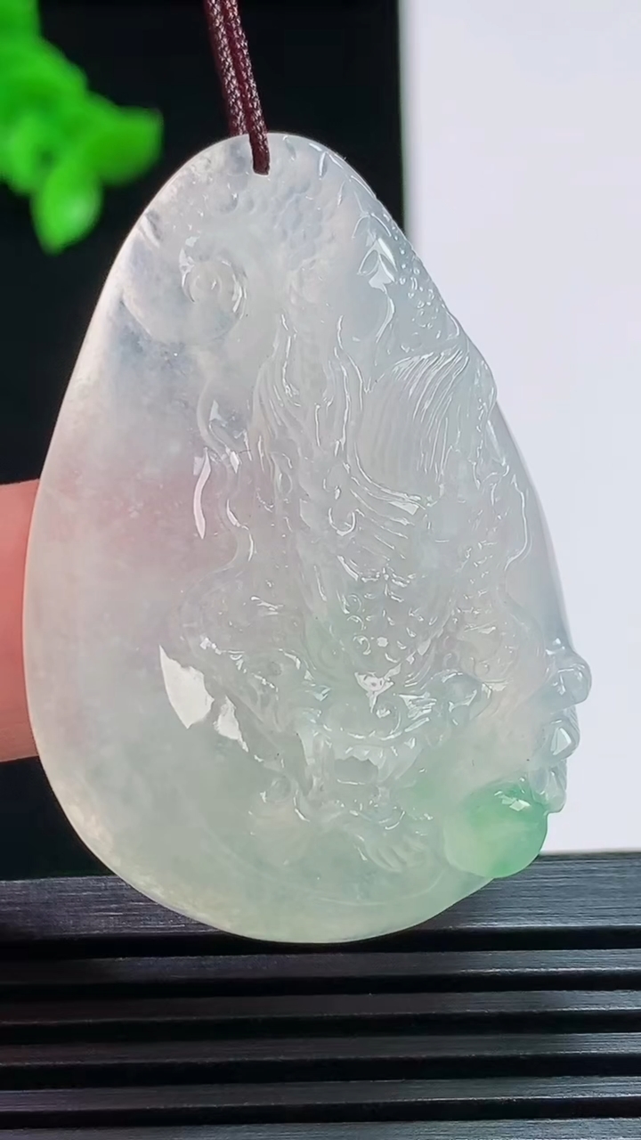 天然A货翡翠龙牌吊坠，尺寸42.6-29-9 重量:15.79g
7月30日