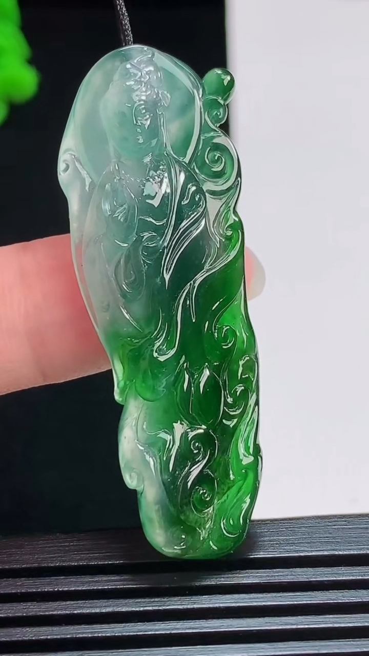 天然A货翡翠观音菩萨吊坠，尺寸51-18.3-7 重量:9.00g
7月30日