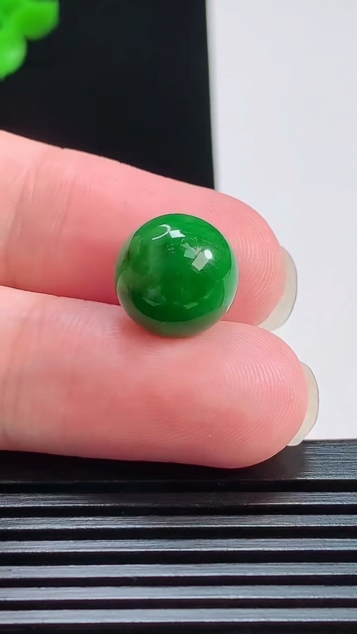 天然A货翡翠圆珠镶嵌件，尺寸12 重量:3.00g7月30日
工厂直销收藏佳品,种好水足，色泽均匀，有种有色，上手高大气！