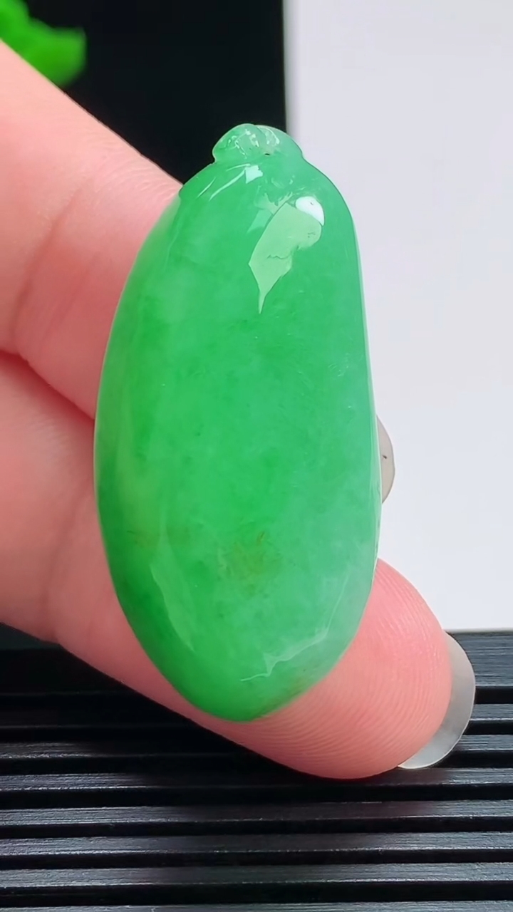 天然A货翡翠福瓜吊坠，尺寸38-18.5-11.5 重量:13.57g
7月30日