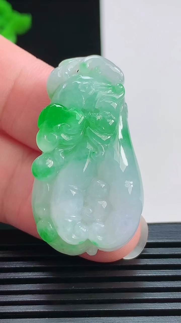 天然A货翡翠佛手瓜吊坠，尺寸38-21-11 重量:15.74g
7月30日