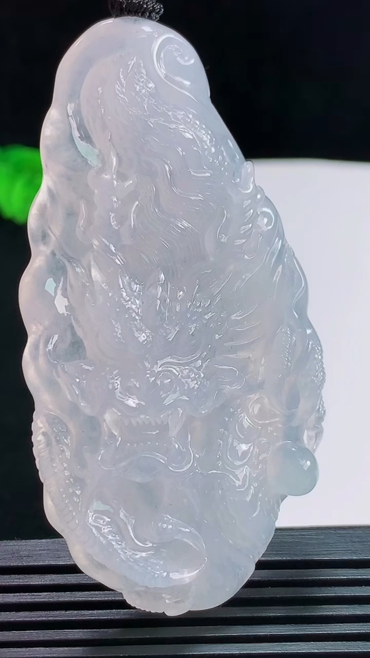 天然A货翡翠种白冰龙牌吊坠，尺寸69.2-35.6-11 重量:45.83g
7月30日