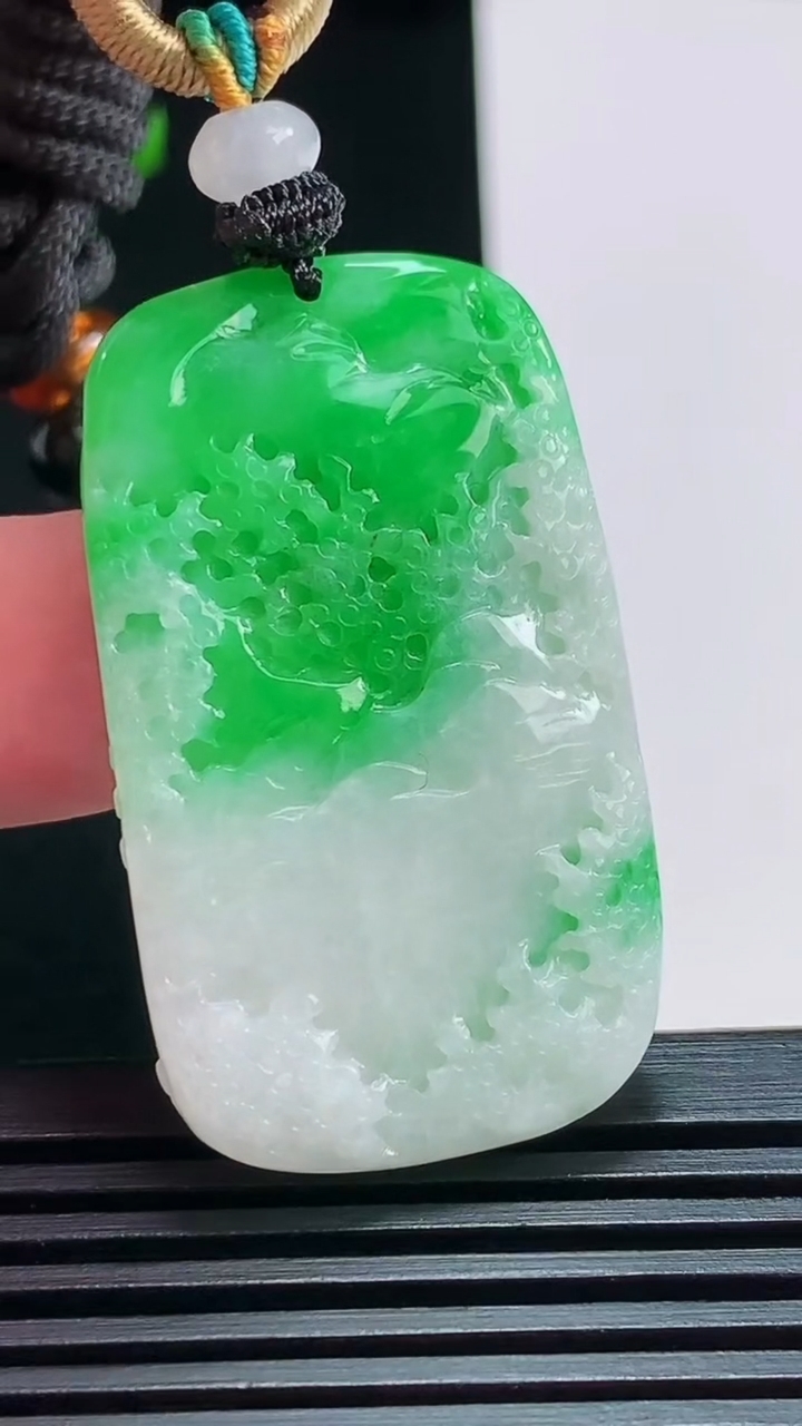 天然A货翡翠山水牌吊坠，尺寸41.5-24-5.2 重量:15.98g
7月30日