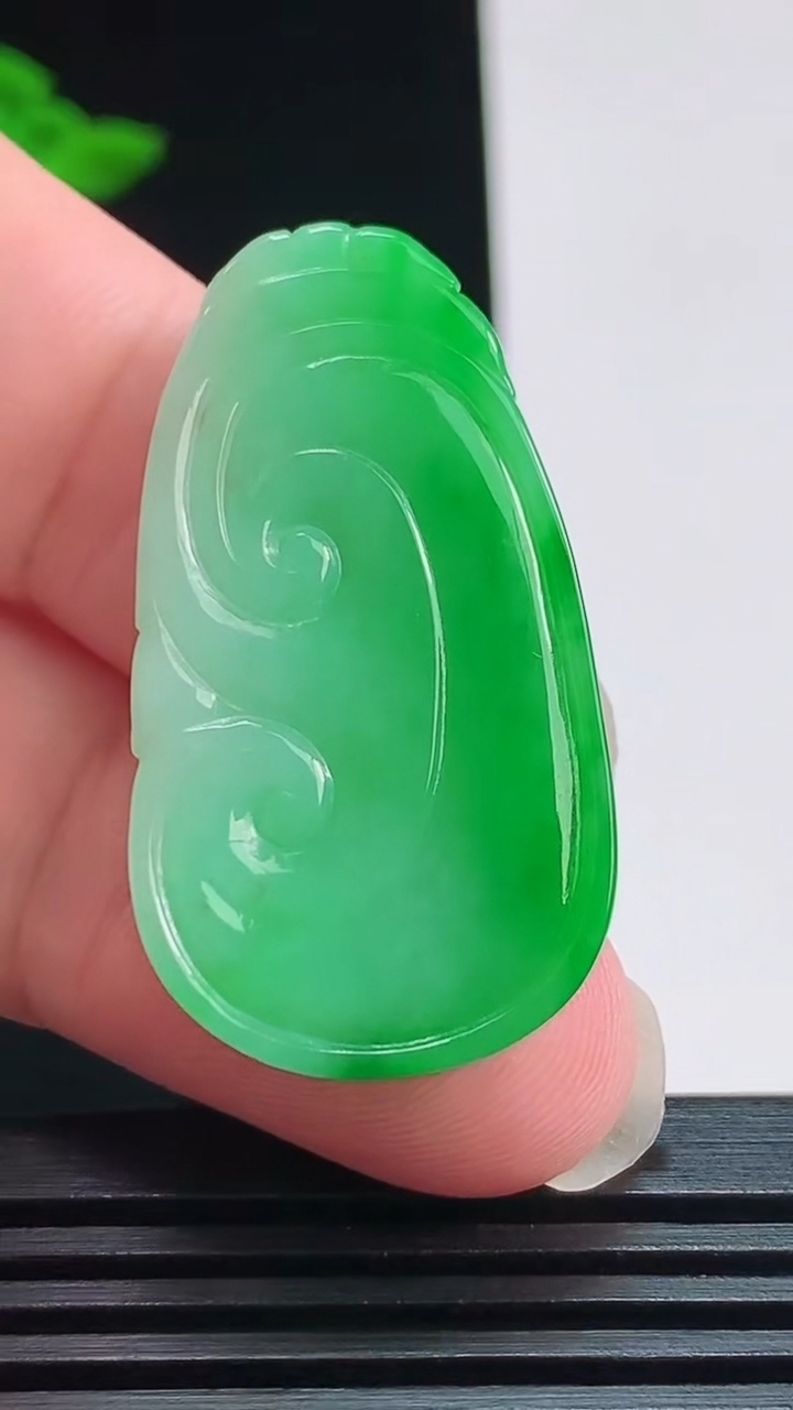 天然A货翡翠如意吊坠，尺寸37-20-4 重量:7.26g
7月31日
