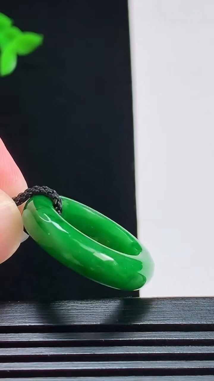 天然A货翡翠玉指环 戒指，尺寸15.5-5.5-4 重量:4.47g2026年7月31日
工厂直销收藏佳品,种好水足，色泽均匀，有种有色，上手高大气！