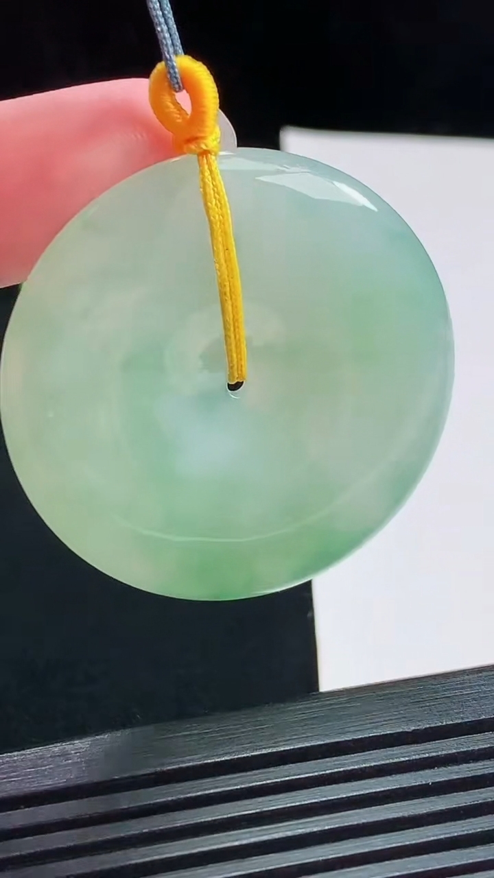 天然A货翡翠平安扣吊坠，尺寸40-5.6 重量:19.50g
7月31日