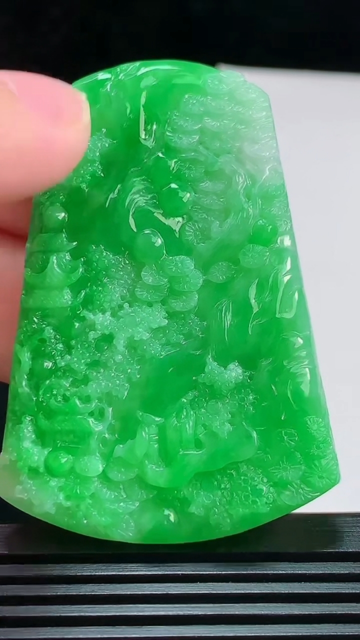 天然A货翡翠山水牌吊坠，尺寸59.3-40-5.5 重量:26.81g
7月31日