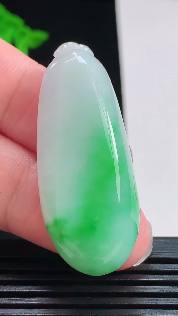 天然A货翡翠福瓜吊坠，尺寸45.2-19-12 重量:18.99g
7月31日