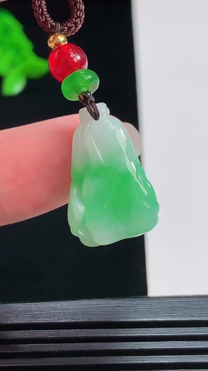 天然A货翡翠白菜吊坠，尺寸21.6-14.2-6.2 重:5.45g  h876
7月31日