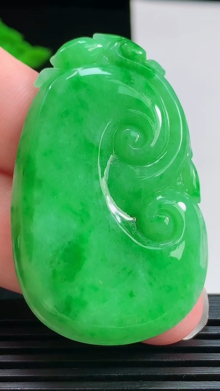 天然A货翡翠如意吊坠，尺寸51.5-31-5.3 重量:17.42g
7月31日