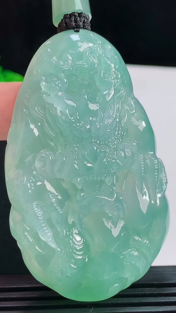 天然A货翡翠龙牌吊坠，尺寸65-39-12.8 重量:68.74g
7月31日