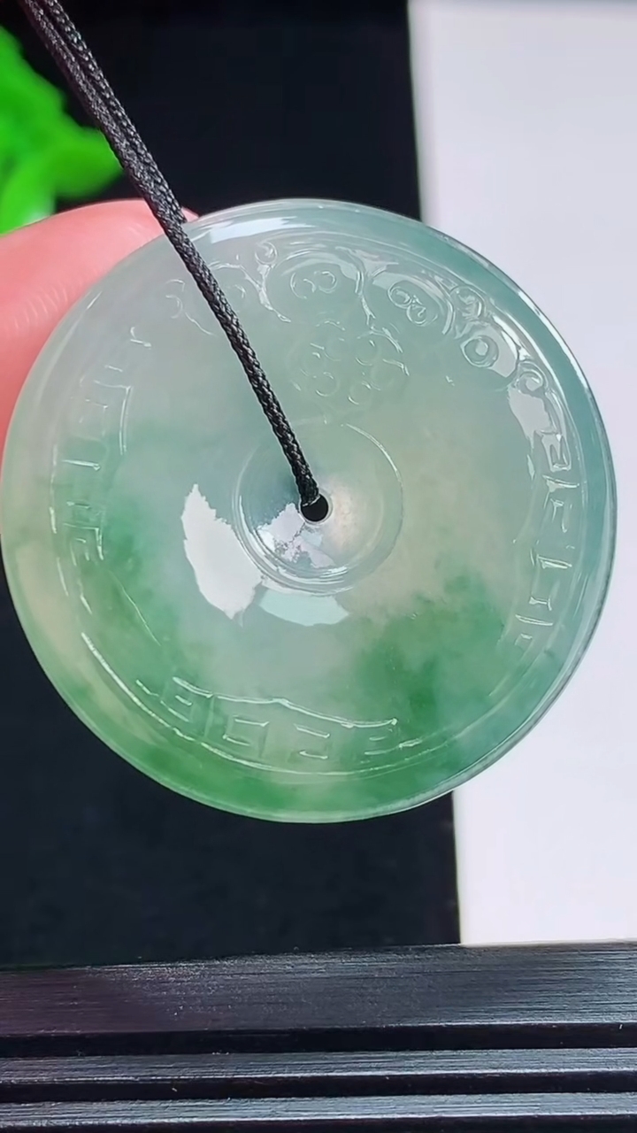 天然A货翡翠冰种飘花仿古平安扣吊坠，尺寸32-5.5 重量:11.66g
7月31日