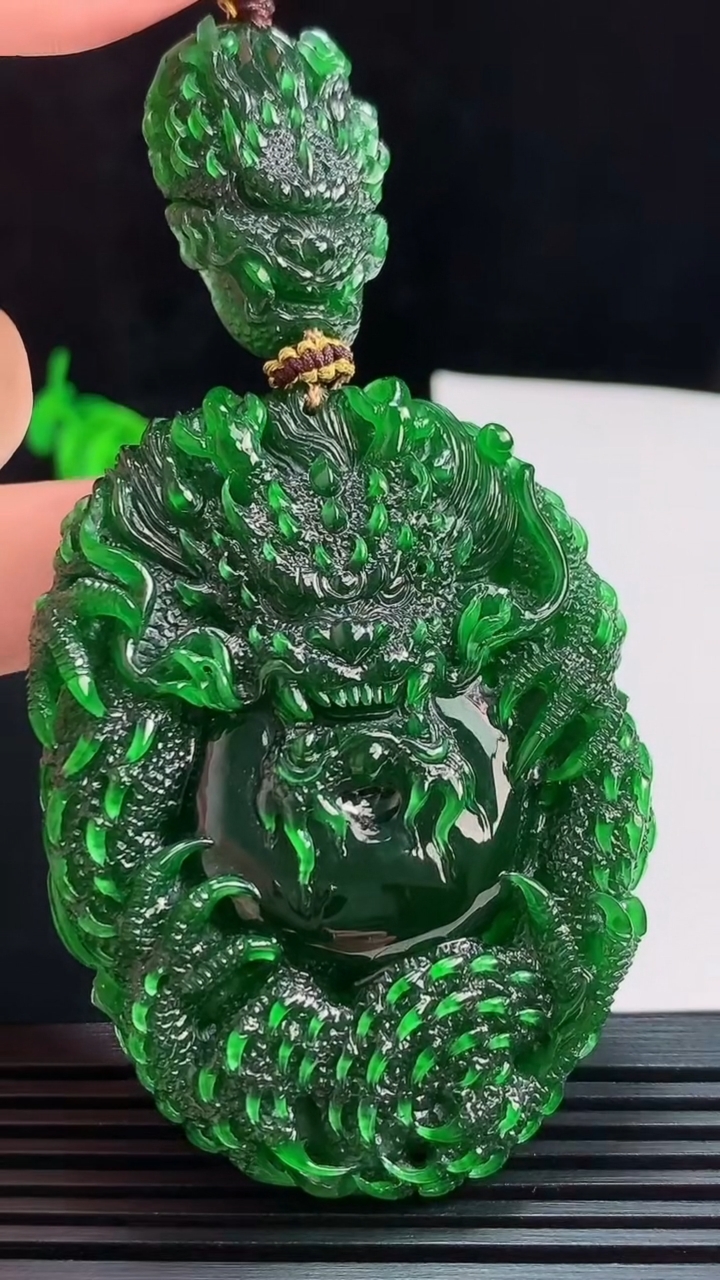 天然A货翡翠龙牌吊坠，尺寸61.5-46-11.8 重量:63.98g
7月31日