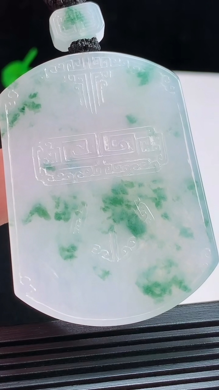 天然A货翡翠种飘花仿古无事牌吊坠，尺寸53-39.6-5 重量:36.50g
7月31日