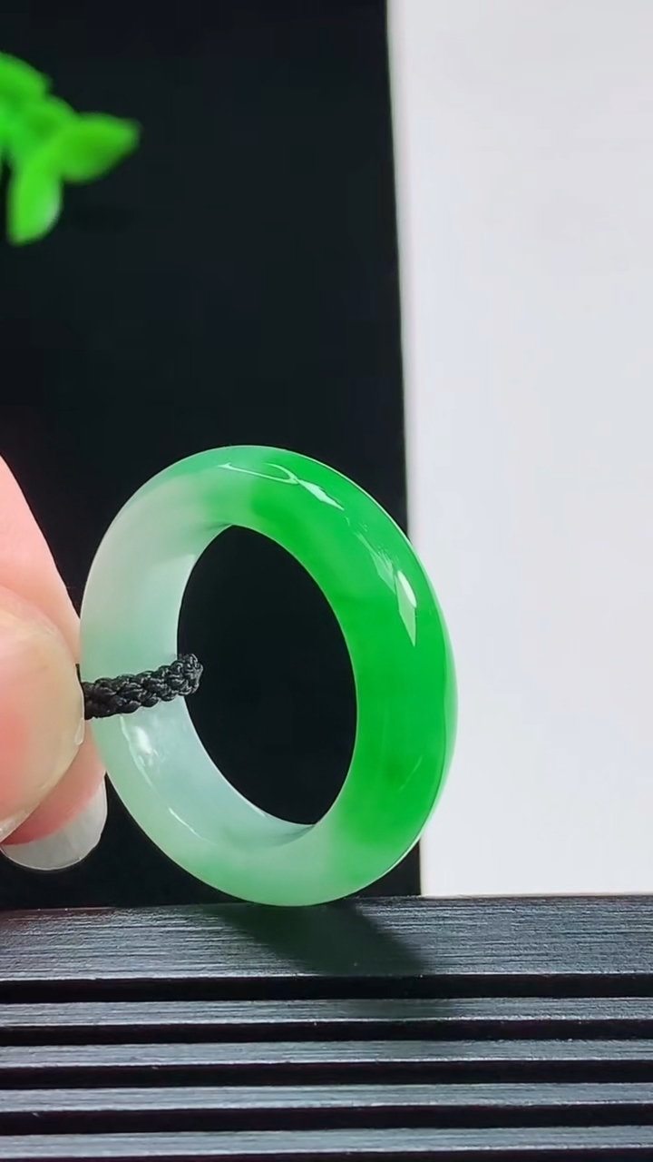 天然A货翡翠玉指环 戒指，尺寸17.5-5.6-4 重量:4.80g2026年7月31日
工厂直销收