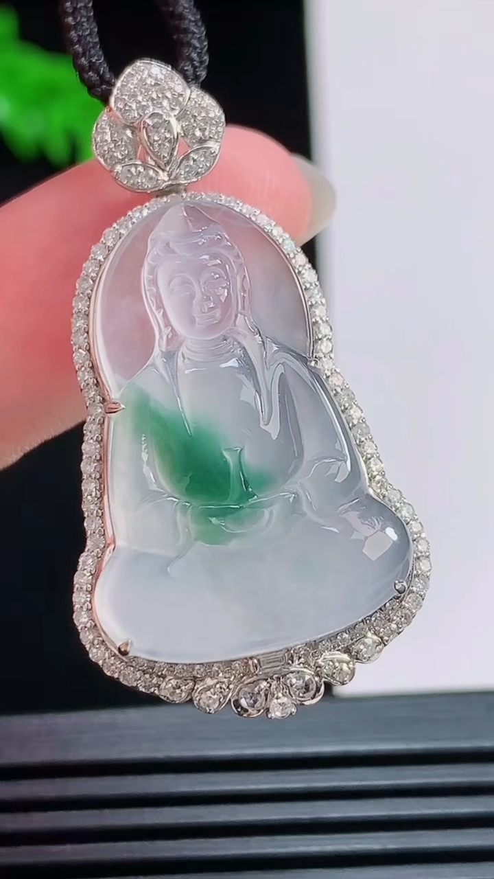 天然A货翡翠种飘花素衣观音吊坠，尺寸40-20.6-9.3，裸石26-18 重量:5.08g
7月3