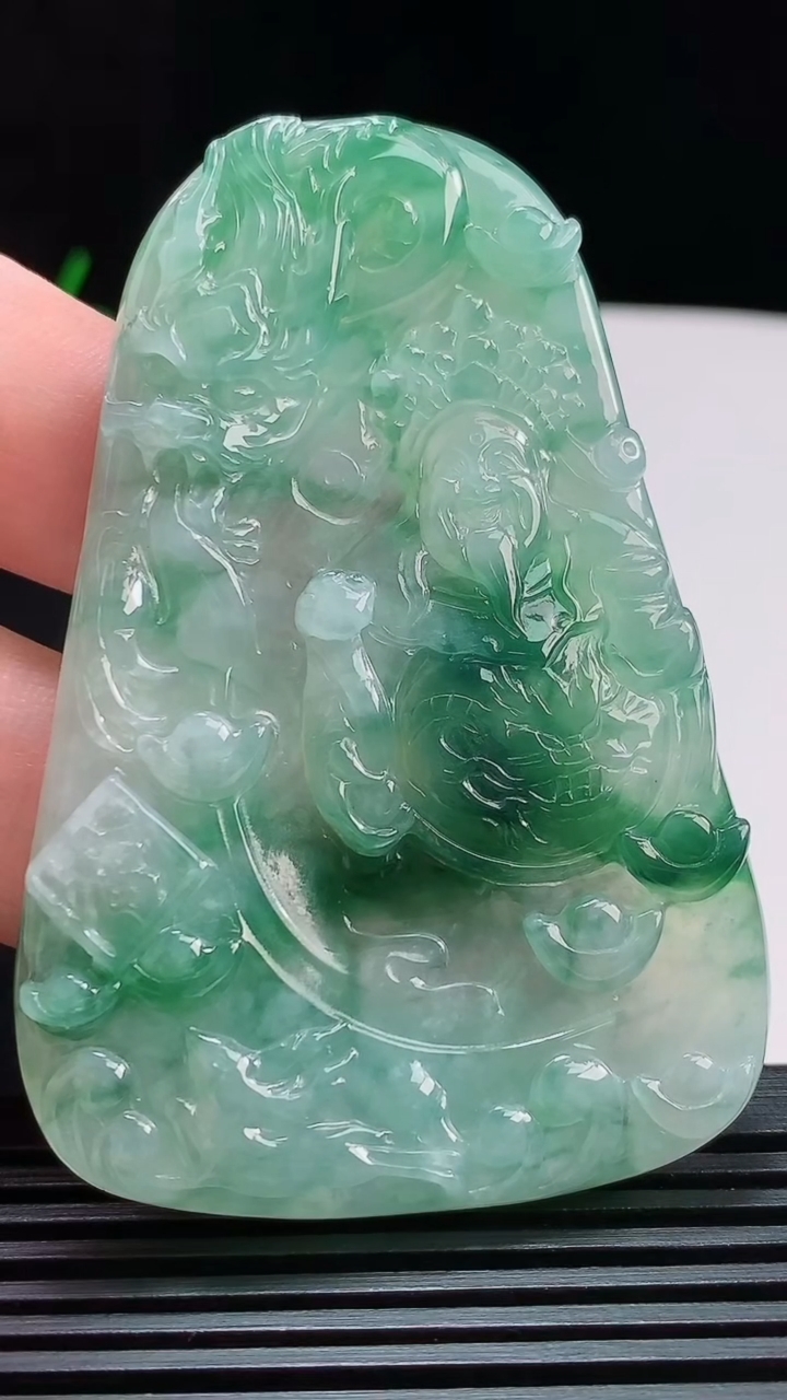 天然A货翡翠飘花祥龙财神爷吊坠，尺寸68.5-46.5-4.3 重量:33.90g
7月31日