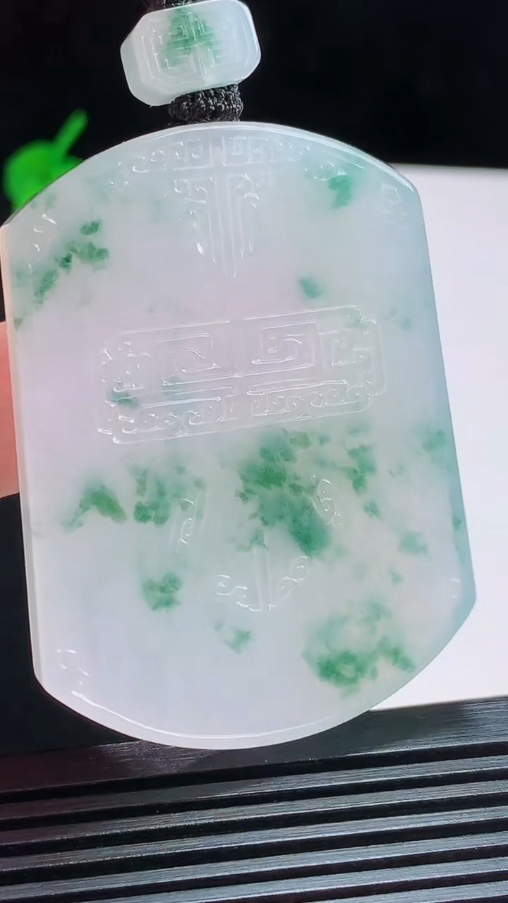 天然A货翡翠种飘花仿古无事牌吊坠，尺寸53-39.6-5 重量:36.50g
7月31日