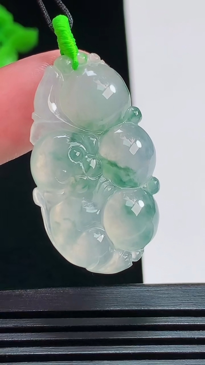 天然A货翡翠飘花灵猴献瑞吊坠，尺寸35-20.5-6 重量:8.00g
7月31日