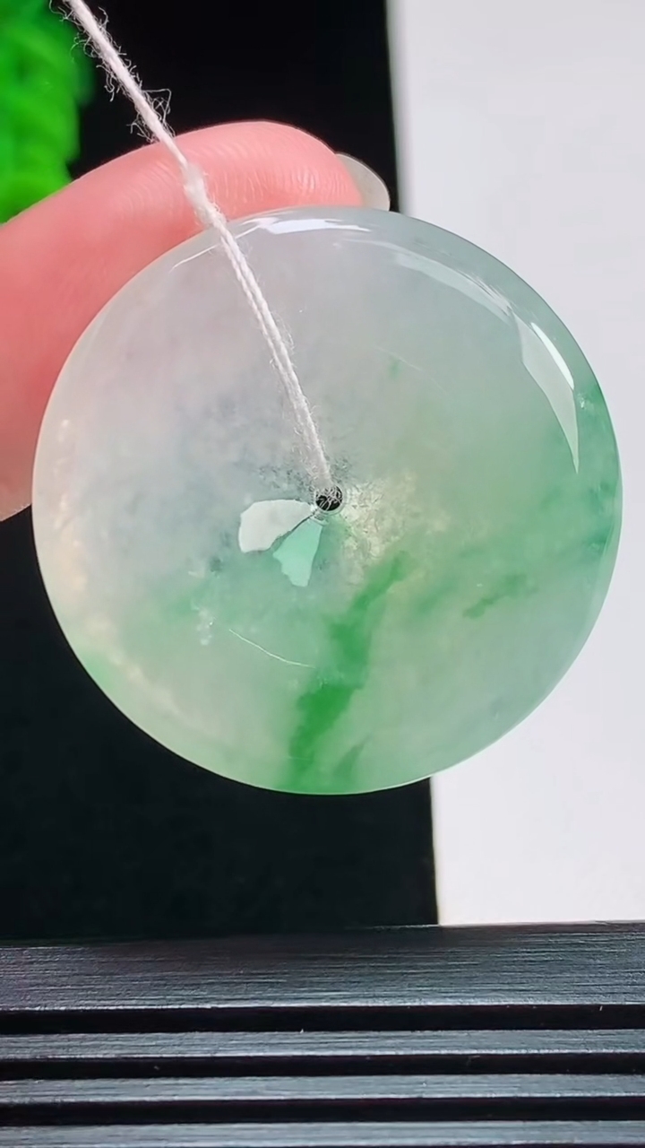 天然A货翡翠平安扣吊坠，尺寸31-5 重量:10.59g
7月31日
