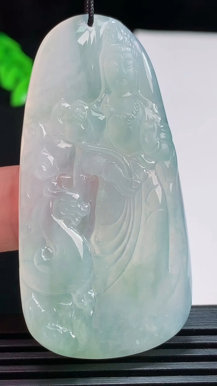 天然A货翡翠大势至菩萨吊坠，尺寸58-29.5-5.5 重量:20.49g
7月31日