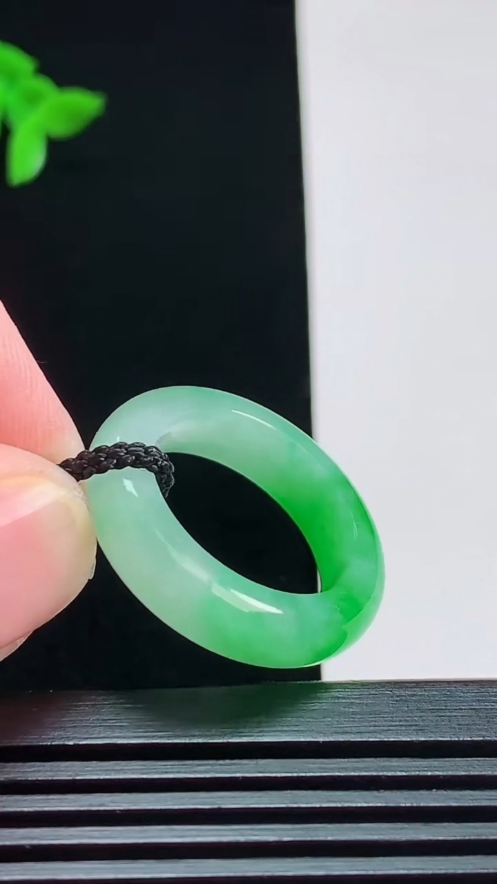 天然A货翡翠玉指环 戒指，尺寸17.5-5.6-4 重量:4.80g2026年7月31日
工厂直销收藏佳品,种好水足，色泽均匀，有种有色，上手高大气！