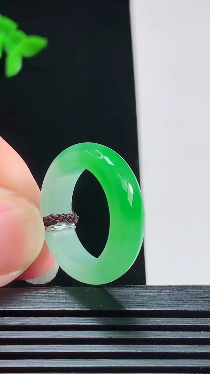 天然A货翡翠玉指环 戒指，尺寸16-5.6-3.5 重量:4.26g2026年7月31日
工厂直销收