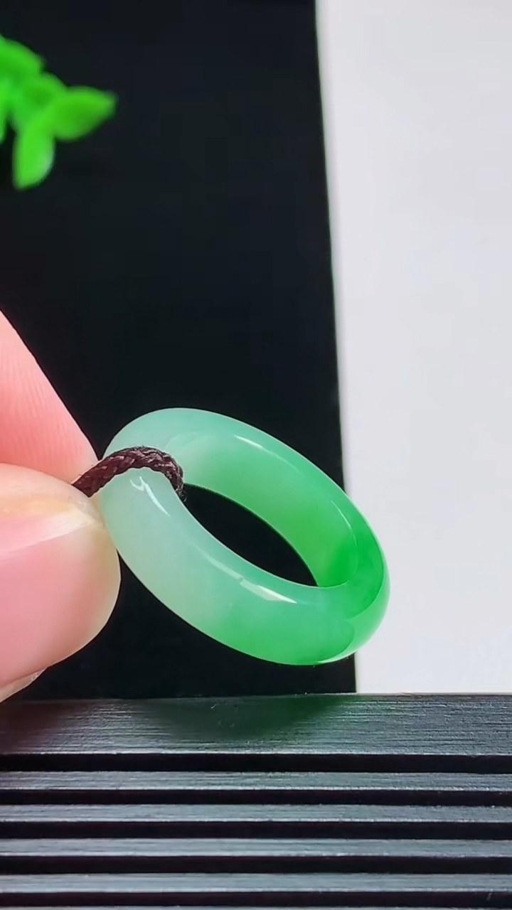天然A货翡翠玉指环 戒指，尺寸16-5.6-3.5 重量:4.26g2026年7月31日
工厂直销收藏佳品,种好水足，色泽均匀，有种有色，上手高大气！