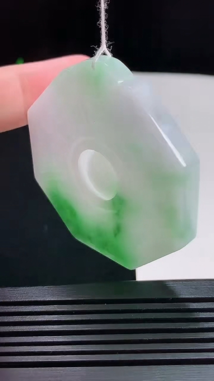 天然A货翡翠八卦牌吊坠，尺寸52-48.5-6 重量:37.70g
7月31日