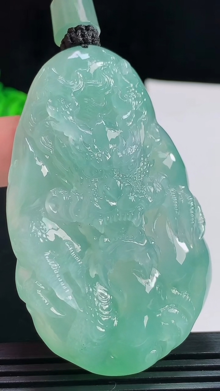 天然A货翡翠龙牌吊坠，尺寸65-39-12.8 重量:68.74g
7月31日