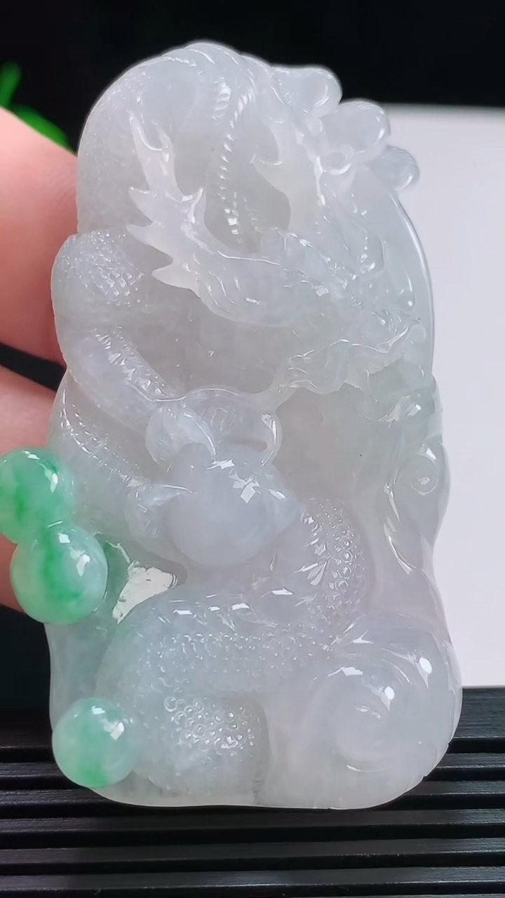 天然A货翡翠龙牌吊坠，尺寸63-33-11.8 重量:42.11g
7月31日
