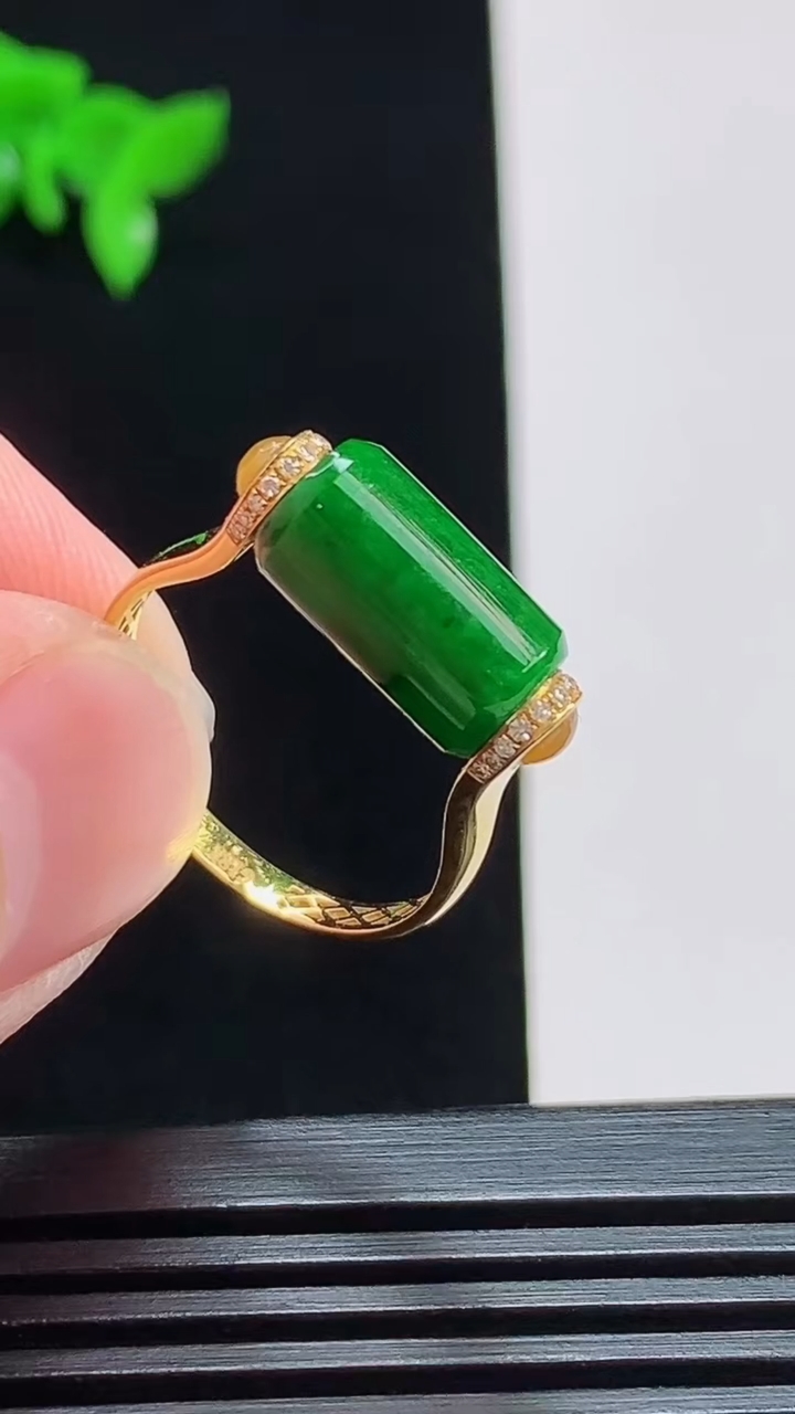 天然A货翡翠路路通戒指，尺寸16.8-12-6.5 重量:2.58g2026年7月31日
工厂直销收