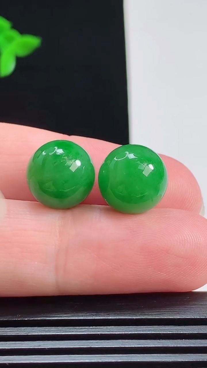 天然A货翡翠圆珠镶嵌件一对，尺寸12 重量:5.80g
7月31日