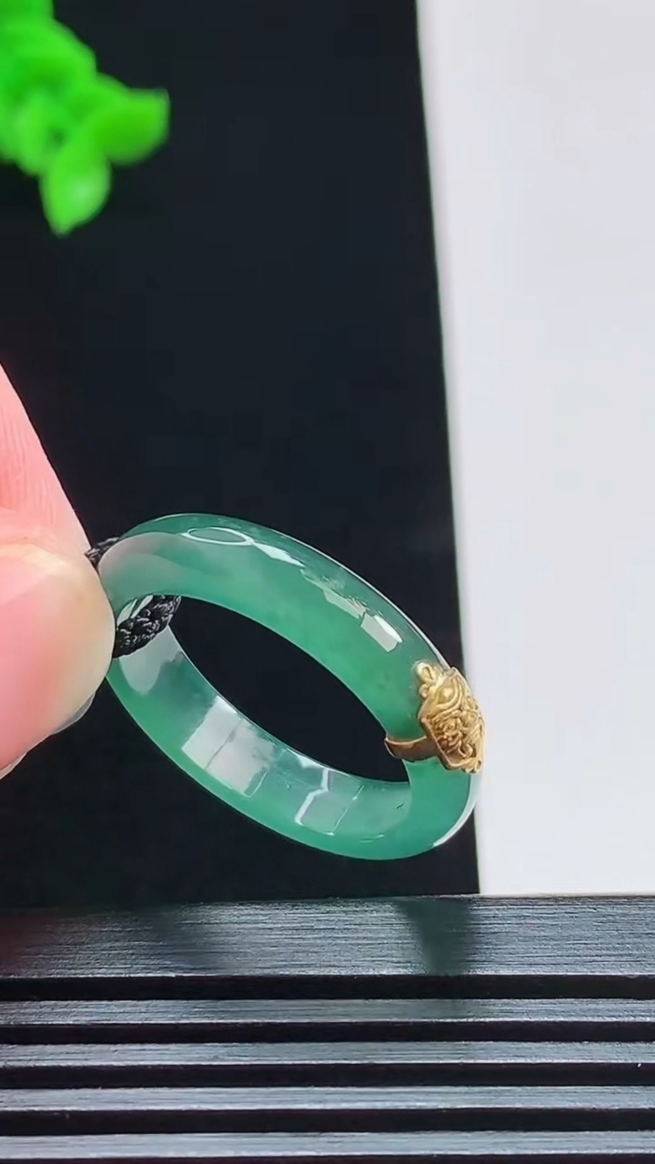 天然A货翡翠18k金蓝水玉指环 戒指，尺寸19.3-4.6-2.6 重量:3.00g2026年7月31日
工厂直销收藏佳品,种好水足，色泽均匀，有种有色，上手高大气！