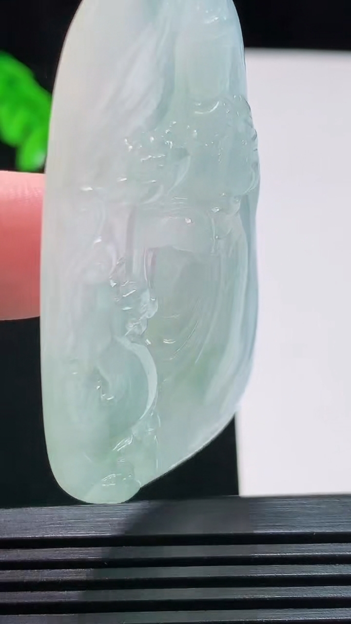 天然A货翡翠大势至菩萨吊坠，尺寸58-29.5-5.5 重量:20.49g
7月31日