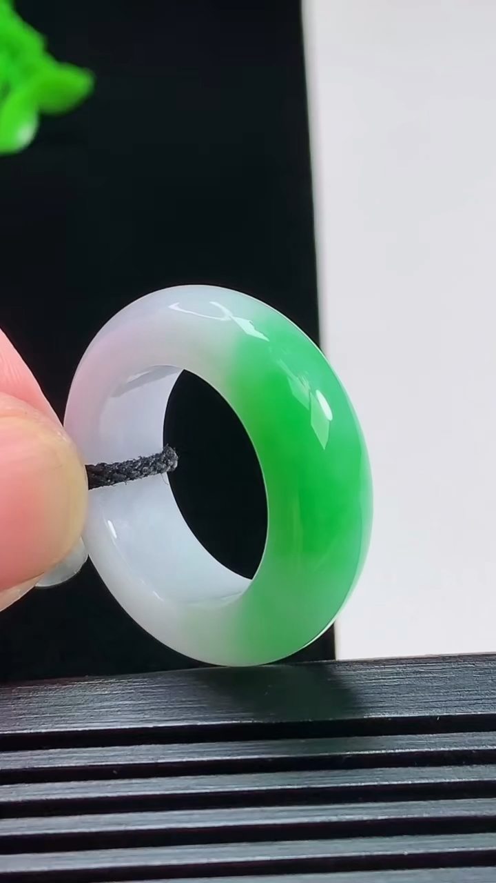 天然A货翡翠玉指环 戒指，尺寸17.3-8-5 重量:8.43g2026年7月31日
工厂直销收藏佳品,种好水足，色泽均匀，有种有色，上手高大气！