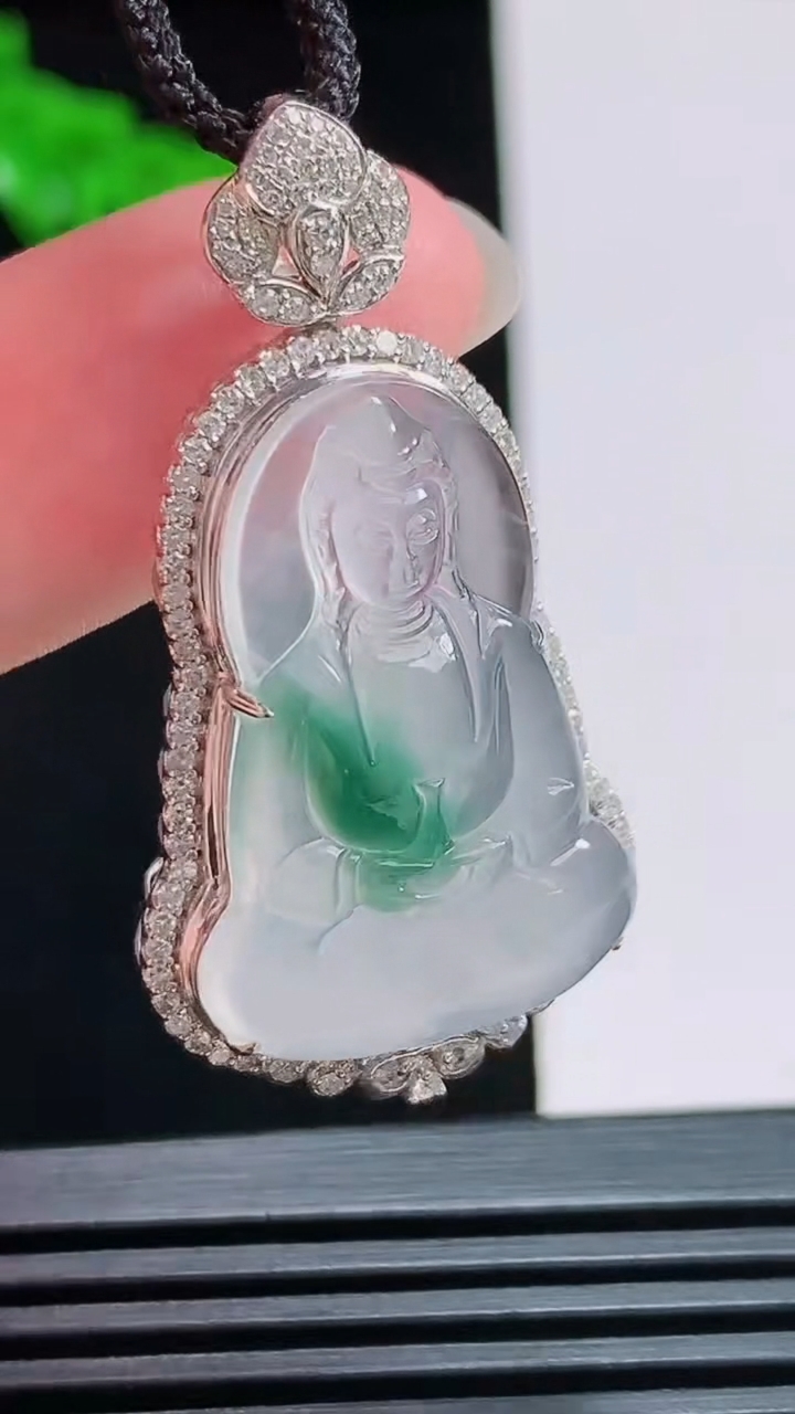 天然A货翡翠种飘花素衣观音吊坠，尺寸40-20.6-9.3，裸石26-18 重量:5.08g
7月31日