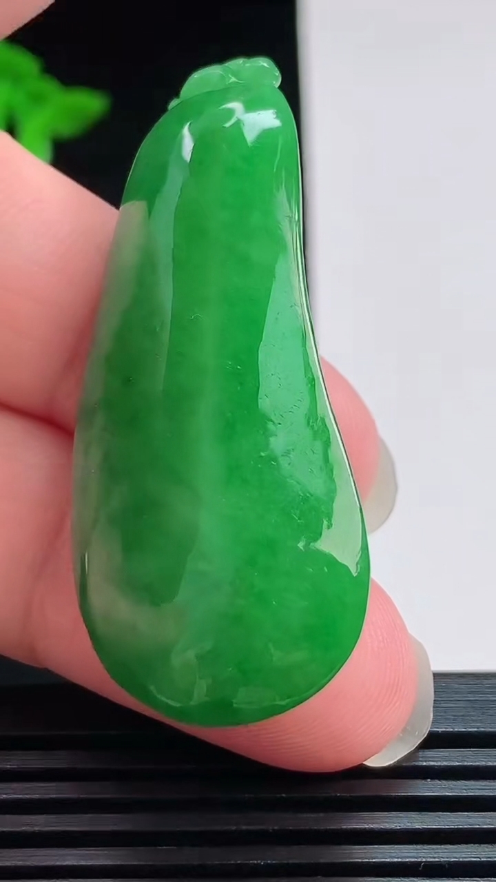 天然A货翡翠福瓜吊坠，尺寸50-20.6-12.8 重量:19.28g
7月31日