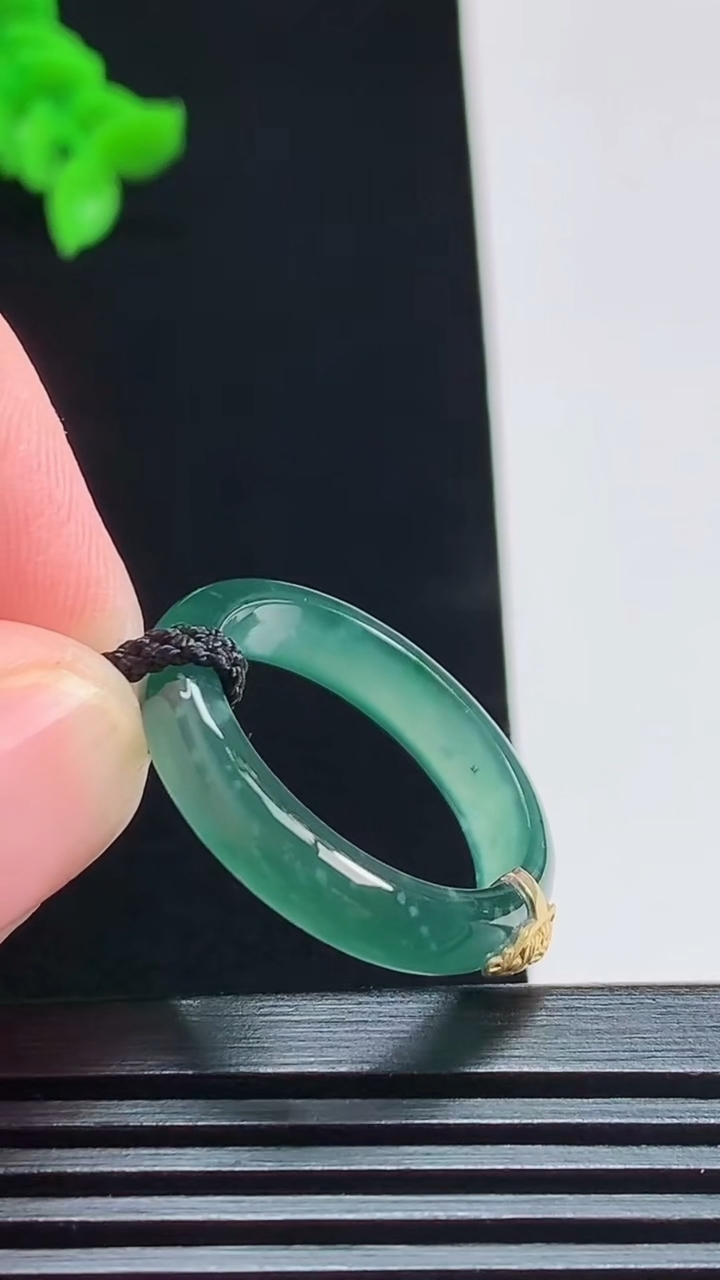 天然A货翡翠18k金蓝水玉指环 戒指，尺寸19.3-4.6-2.6 重量:3.00g2026年7月31日
工厂直销收藏佳品,种好水足，色泽均匀，有种有色，上手高大气！