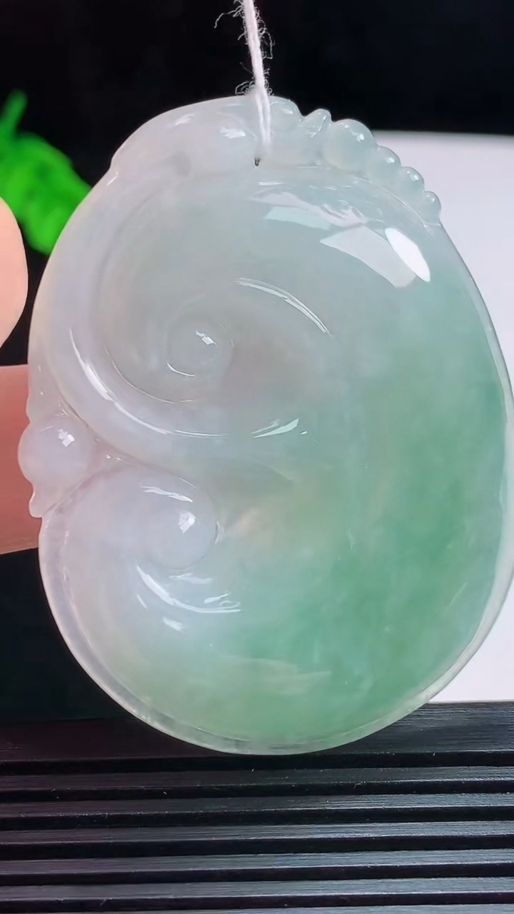天然A货翡翠飘花如意吊坠，尺寸54.6-42-5.6 重量:23.20g
7月31日