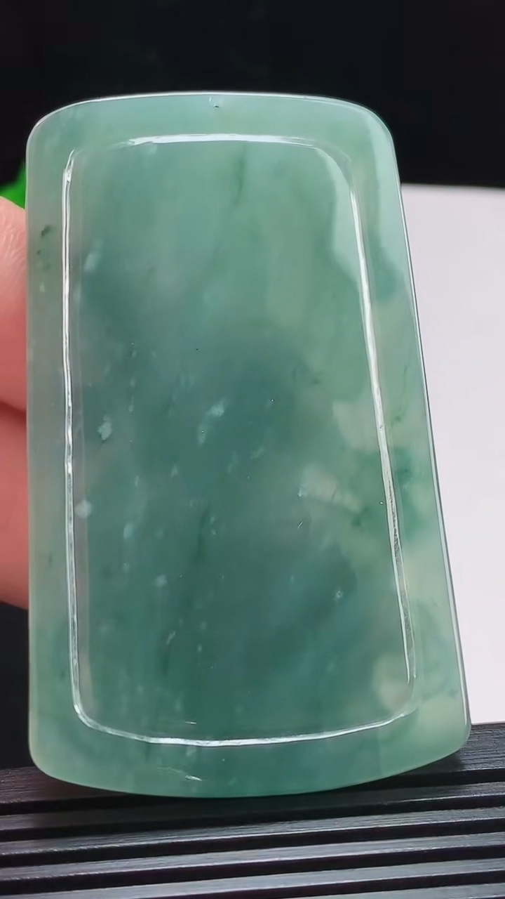 天然A货翡翠蓝水御龙千手观音菩萨吊坠，尺寸69.5-40-5.5 重:33.69g  h770
7月31日