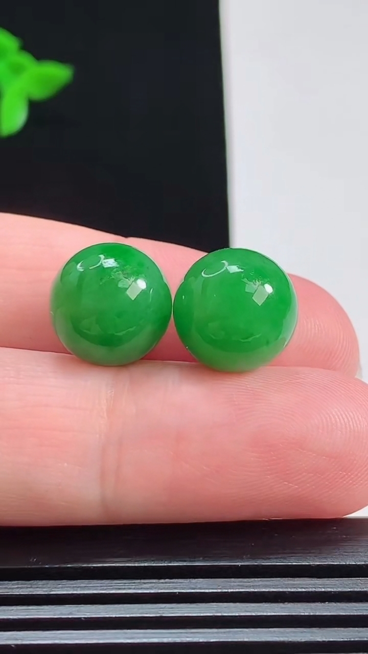 天然A货翡翠圆珠镶嵌件一对，尺寸12 重量:5.80g
7月31日