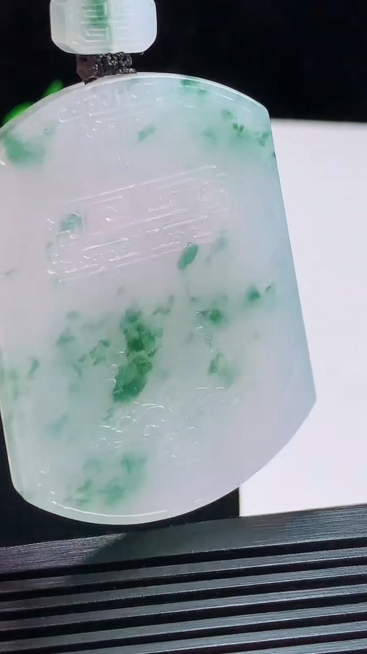 天然A货翡翠种飘花仿古无事牌吊坠，尺寸53-39.6-5 重量:36.50g
7月31日
