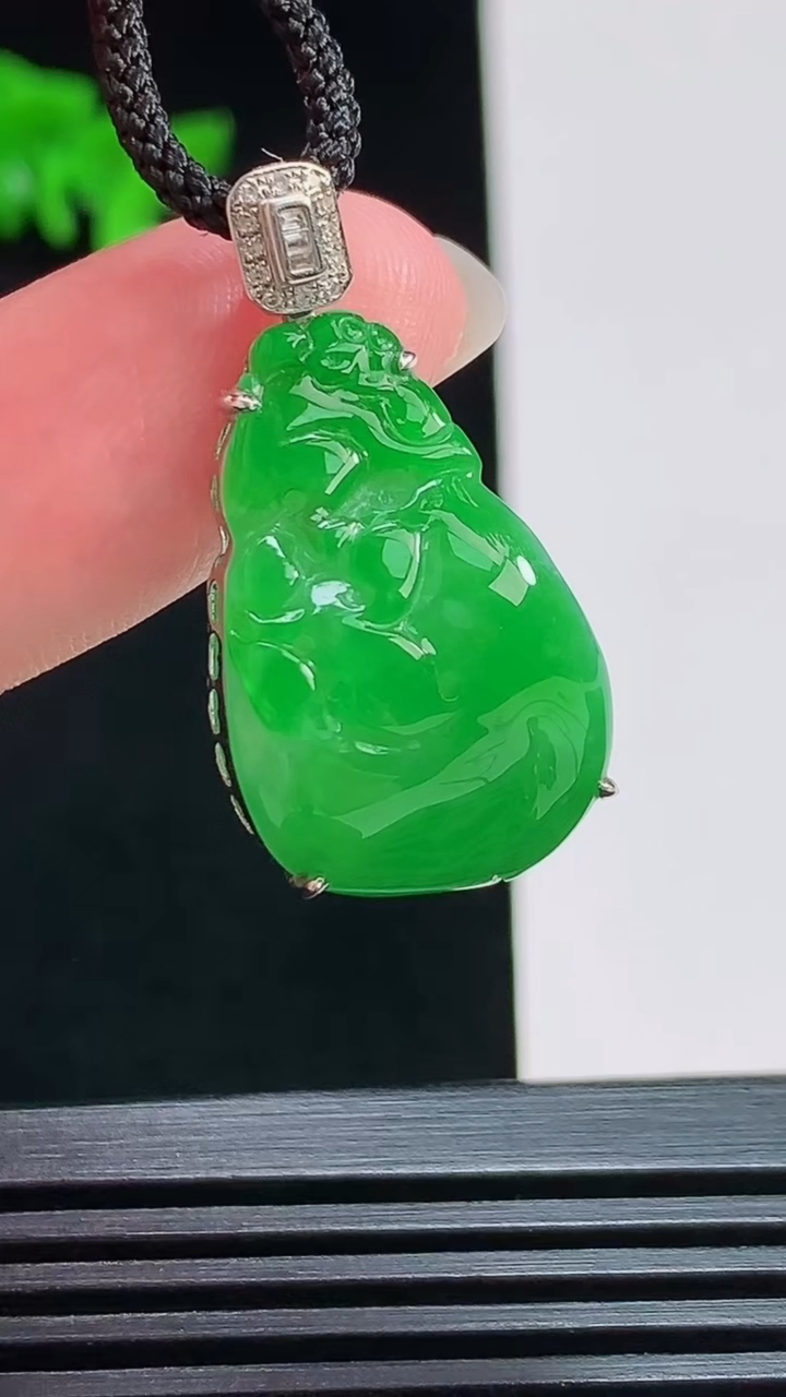 天然A货翡翠寿桃吊坠，尺寸30-15-8，裸石23.5-15 重量:4.66g
7月31日