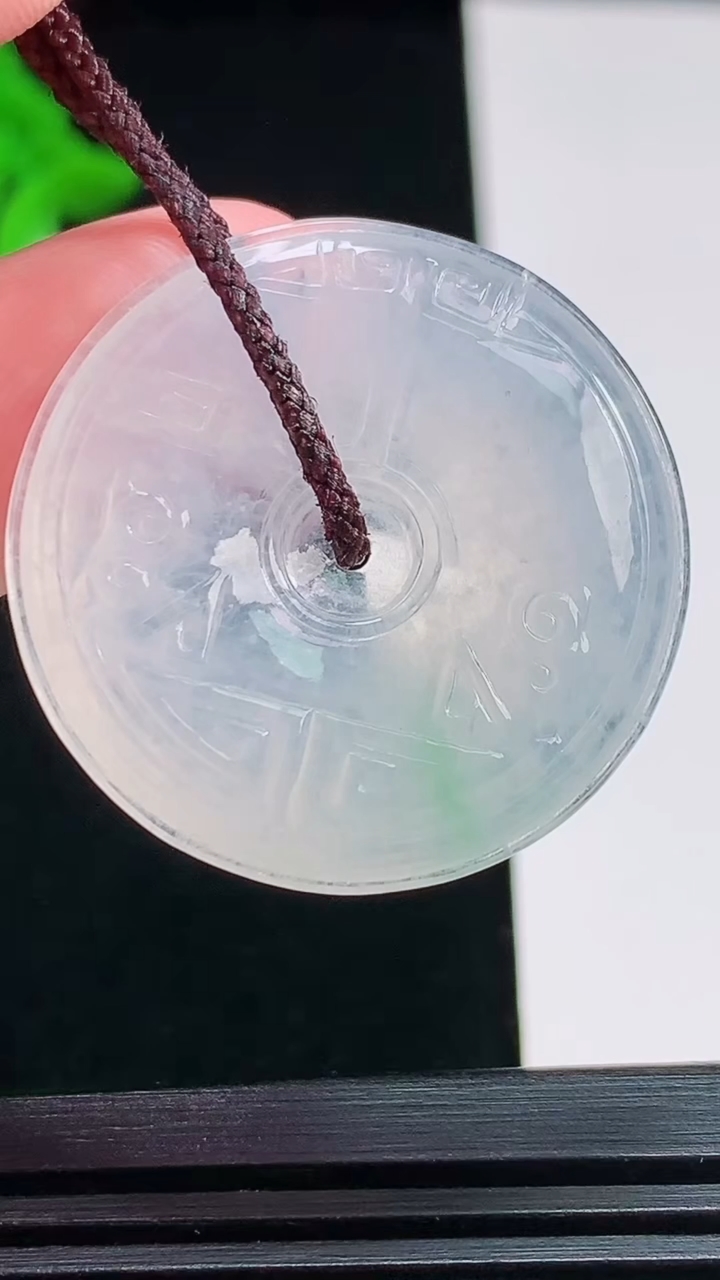 天然A货翡翠仿古平安扣吊坠，尺寸30-5 重量:9.35g
7月31日