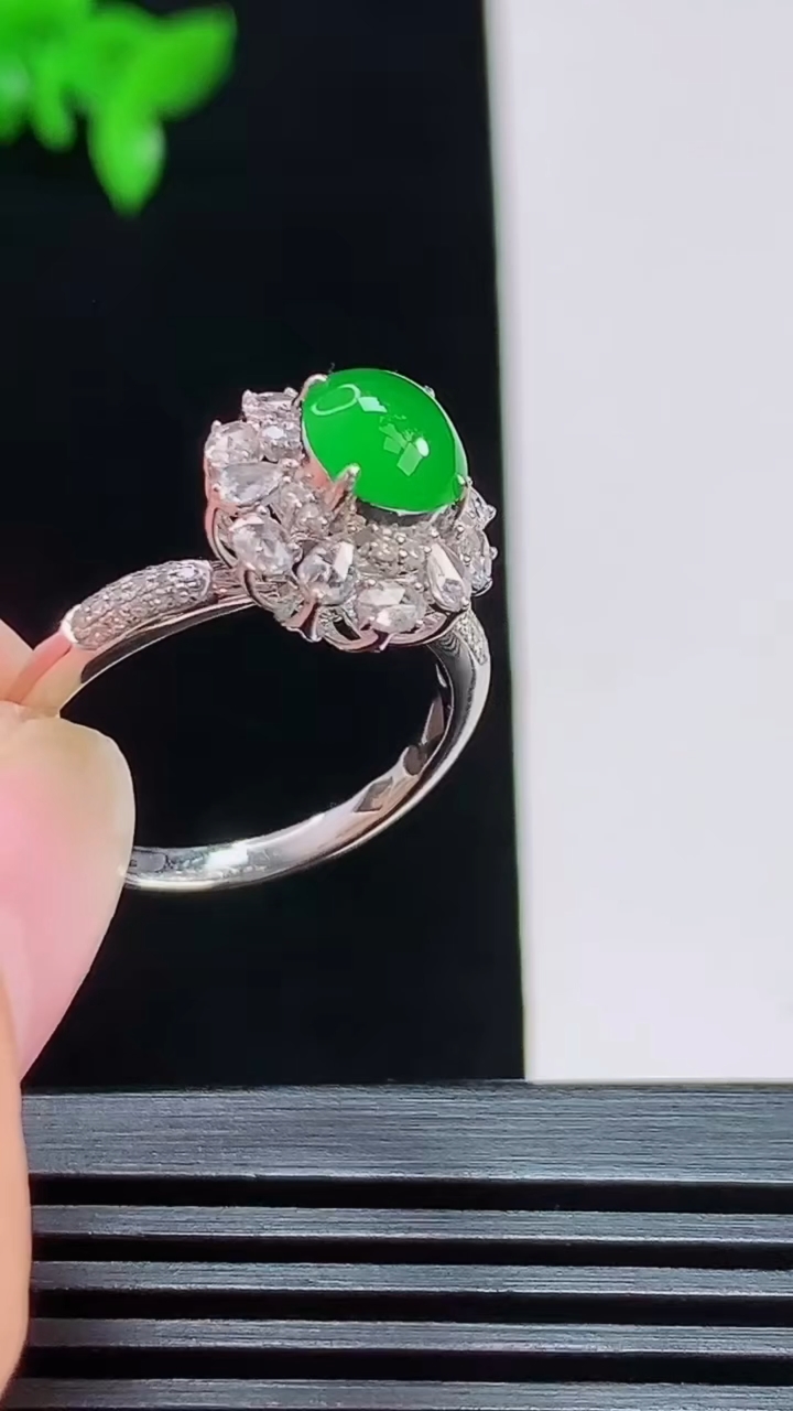 天然A货翡翠蛋面戒指，尺寸17-7-6.2-10 重量:2.86g2026年7月31日
工厂直销收藏佳品,种好水足，色泽均匀，有种有色，上手高大气！