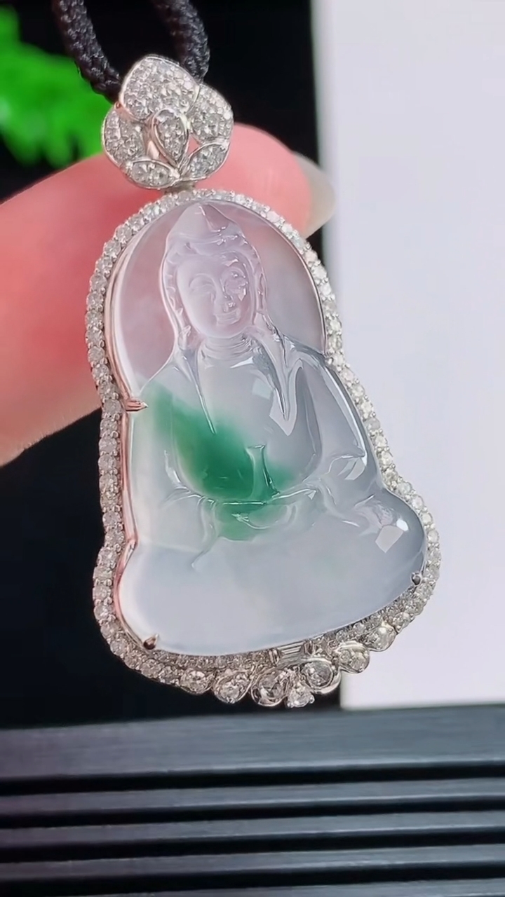 天然A货翡翠种飘花素衣观音吊坠，尺寸40-20.6-9.3，裸石26-18 重量:5.08g
7月3